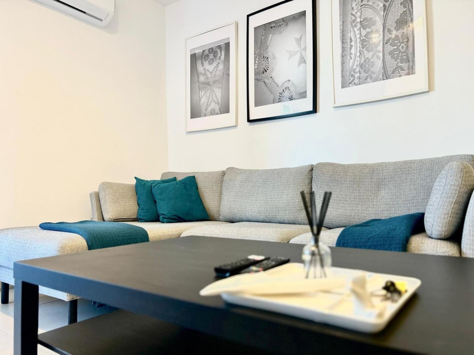 Modern And Spacious 3 Bedroom Apartment Pembroke
